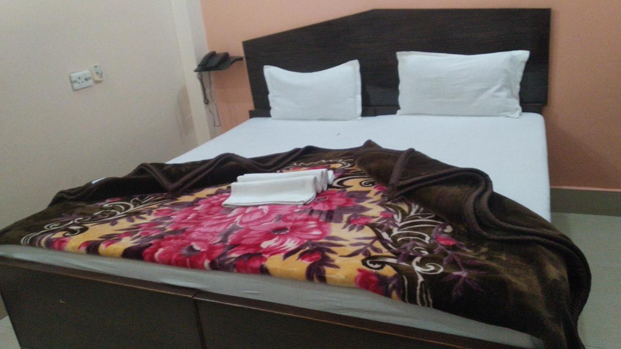 Hotel Giriraj Inn Varanasi Exteriör bild