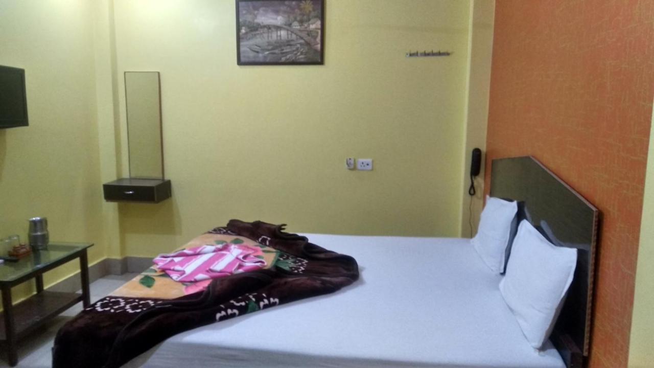 Hotel Giriraj Inn Varanasi Exteriör bild