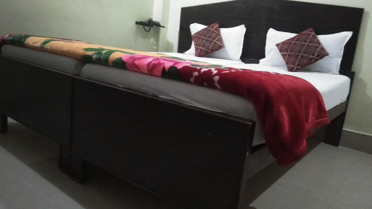 Hotel Giriraj Inn Varanasi Exteriör bild