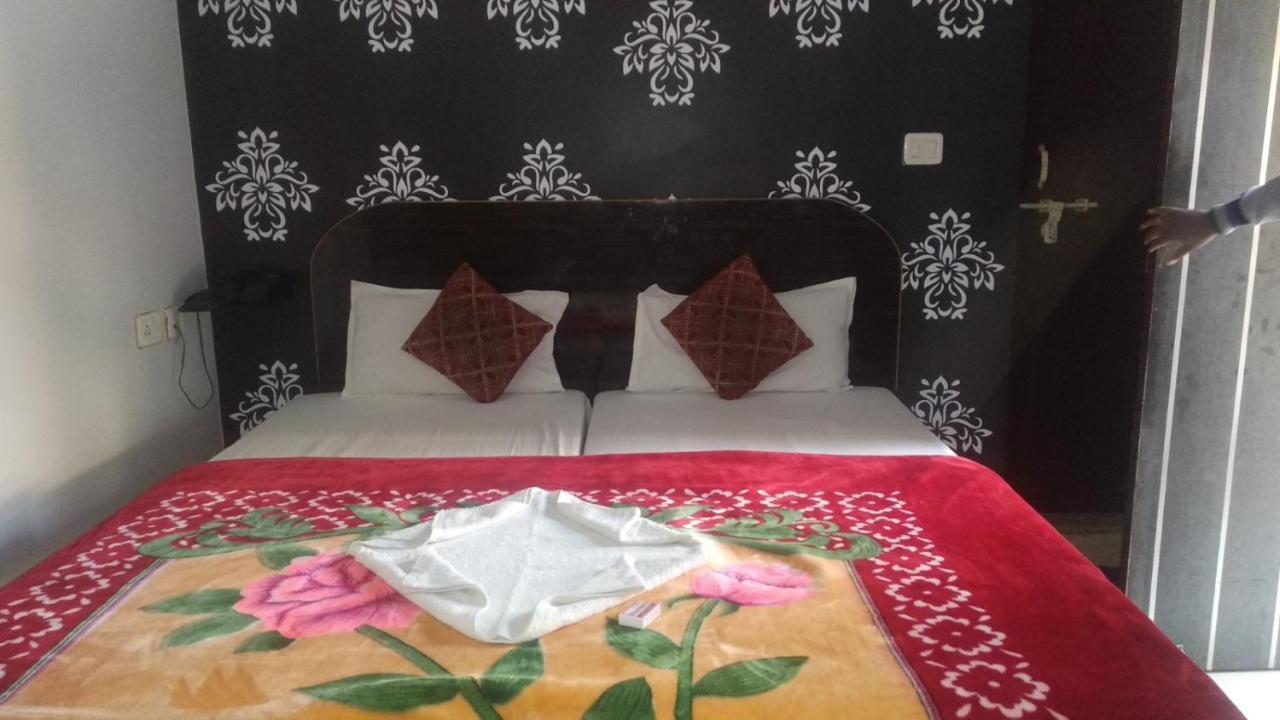 Hotel Giriraj Inn Varanasi Exteriör bild