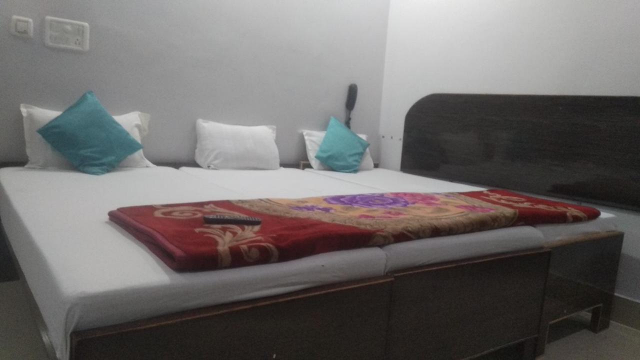Hotel Giriraj Inn Varanasi Exteriör bild