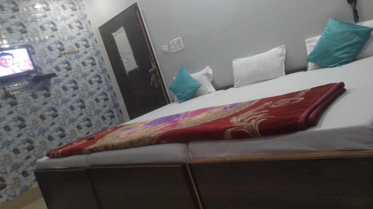 Hotel Giriraj Inn Varanasi Exteriör bild